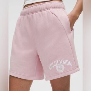 Lululemon NWT Scuba Mid Rise Oversized Shorts 7” Graphic Pink Haze Size M